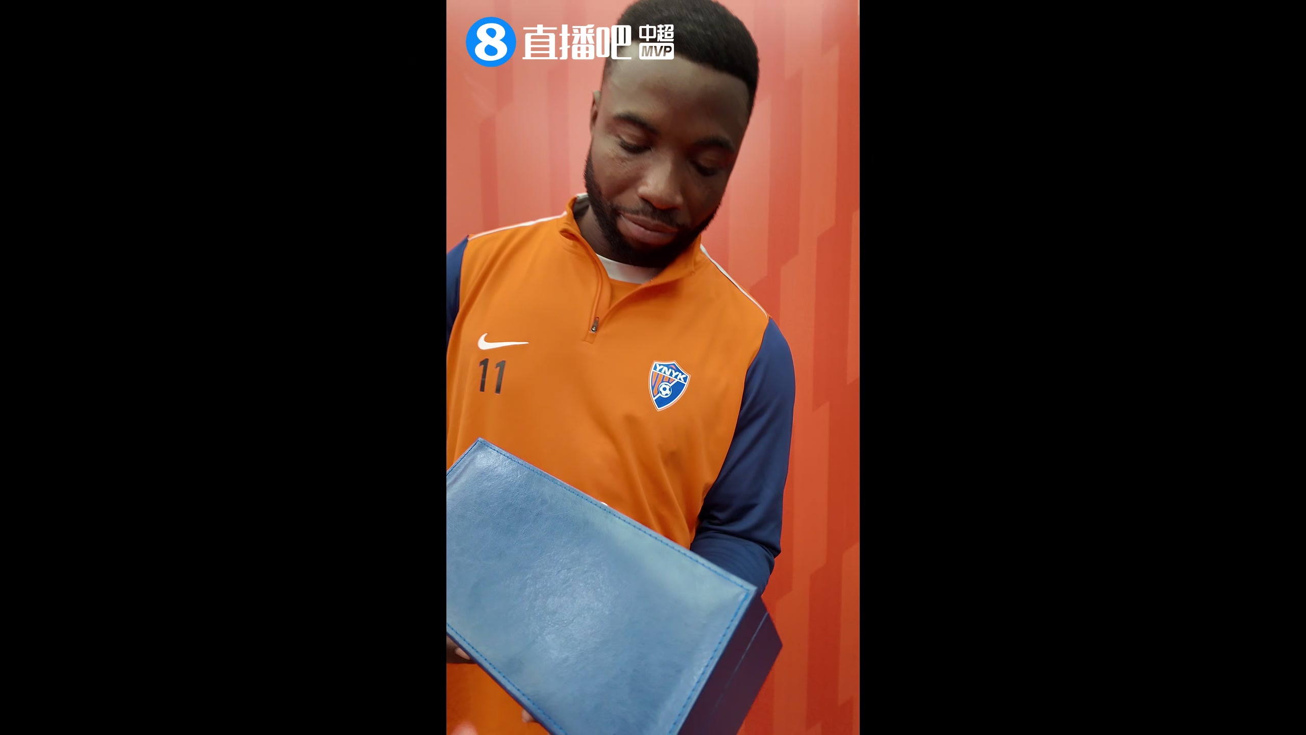 V体育官网-挺标准的！奥斯卡接受直播吧颁奖，用中文说：直播吧，快人一步